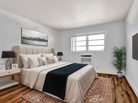 5th image of 3922 NE 166th St #S206