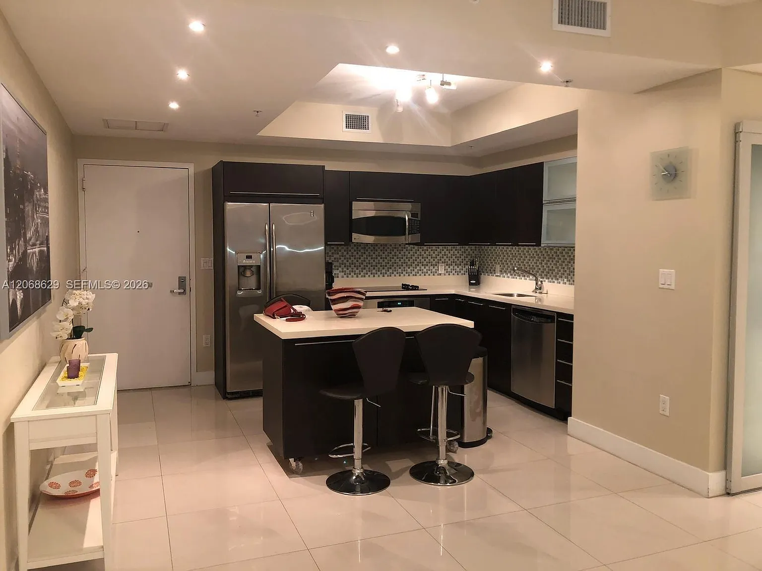 Ivy Condo — Photo 1