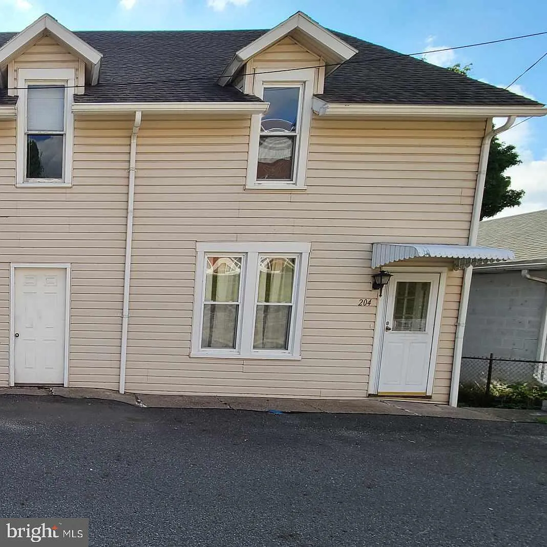 3 bed, 1600 sqft, $1,250 — Photo 1