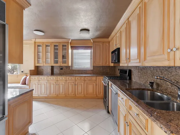 360 East 72nd Street image 6 of 19