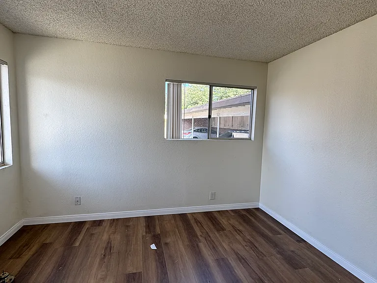 1551 N Arrowhead Ave #6 — Photo 2