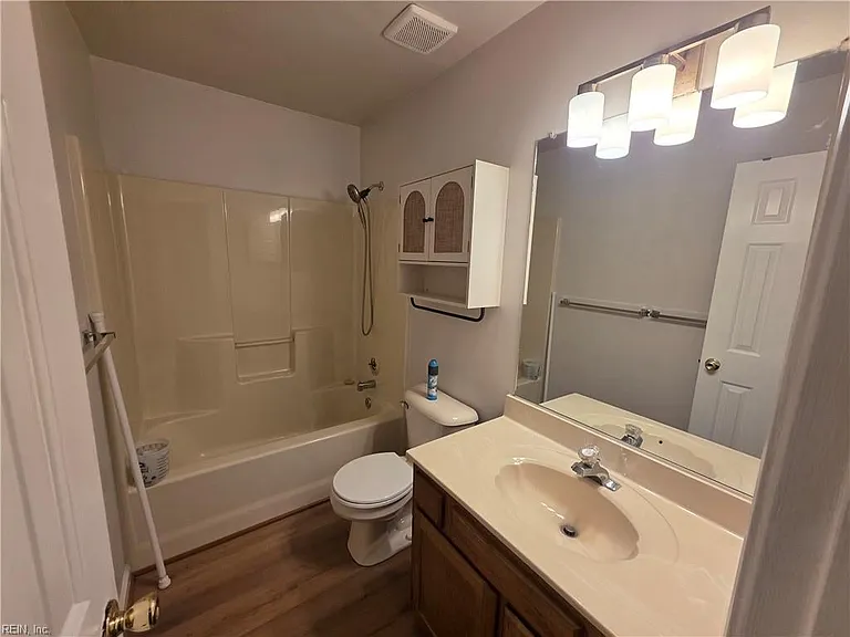 1460 Berkshire Dr — Photo 12