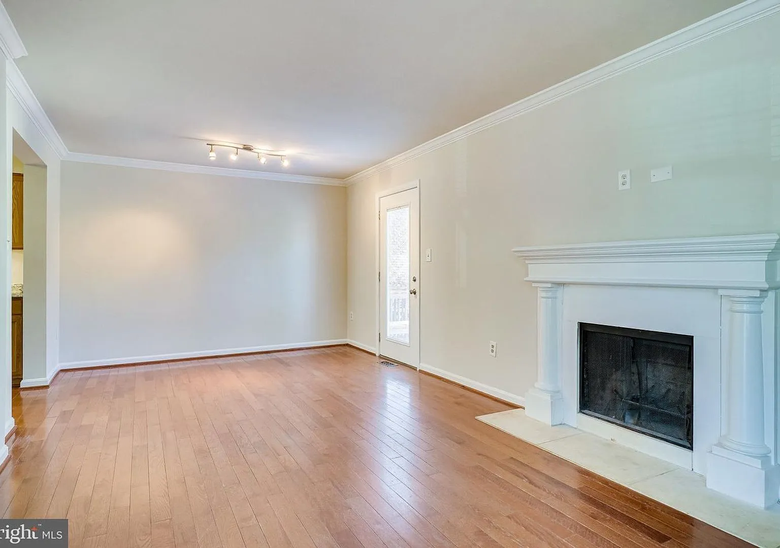 End Unit Townhome 2500 SF Walk to Vienna Metro — Photo 3