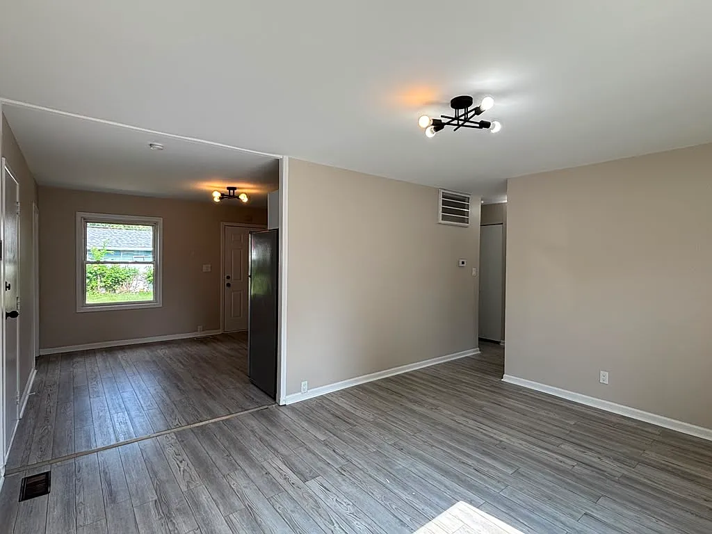 3 bed, 906 sqft, $2,300 — Photo 4