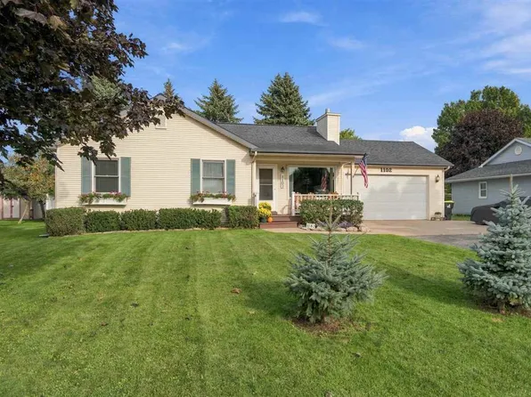 1102 Charlo St, Charlevoix, MI 49720
