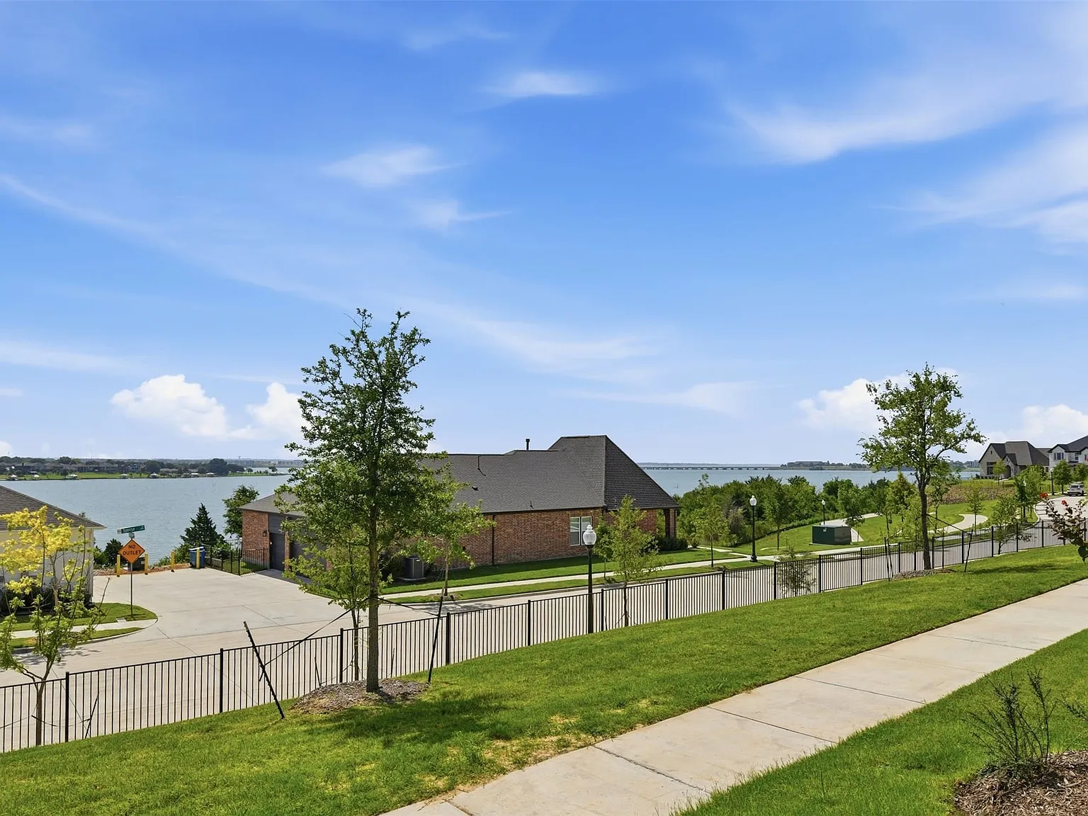 3 bed, 2.0 bath, 2161 sqft, $3,195 — Photo 4