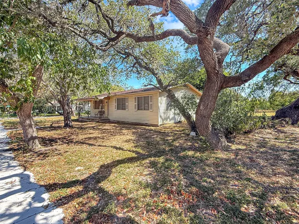 416 N Penn St, Flatonia, TX 78941
