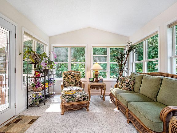5th image of 6664 Green Valley Ct SE