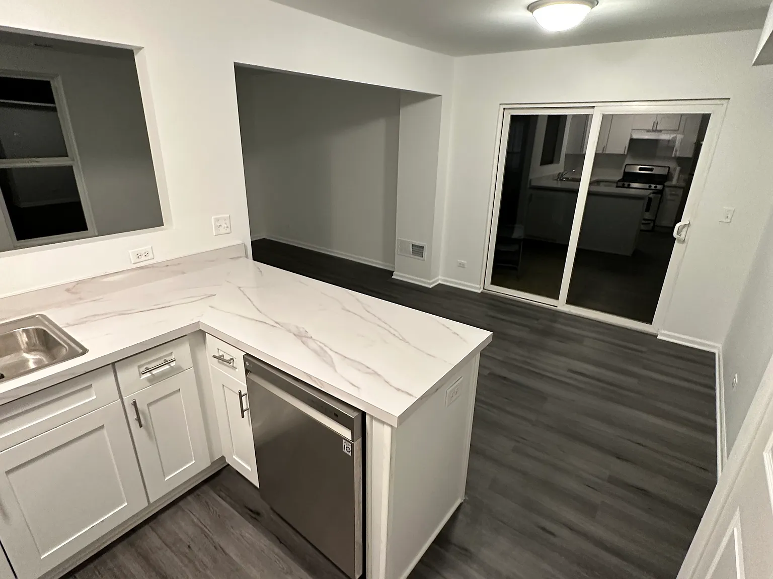 2 bed, 1.5 bath, 912 sqft, $2,295 — Photo 2