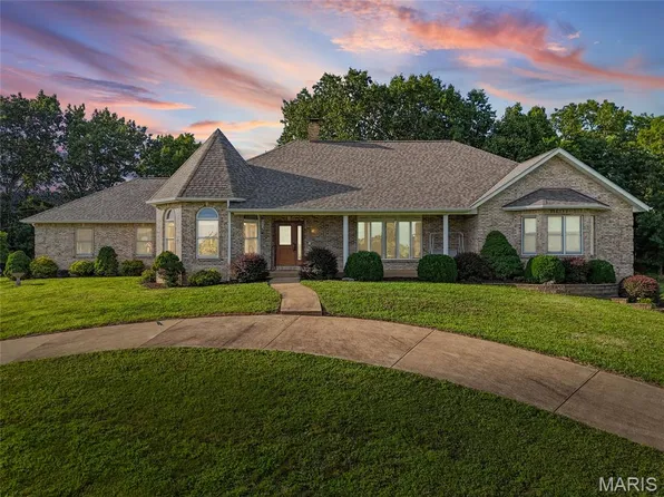 1301 Hillside Estates Dr, Pevely, MO 63070