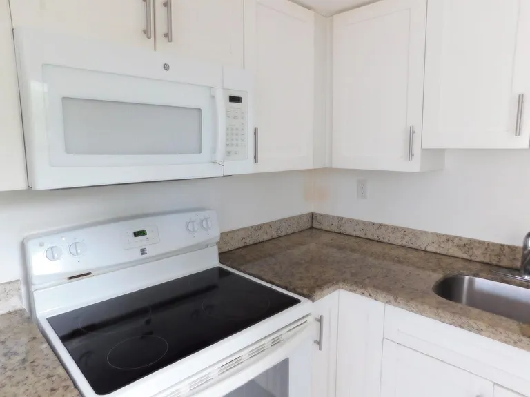 825 NE 6th St #3 — Photo 5