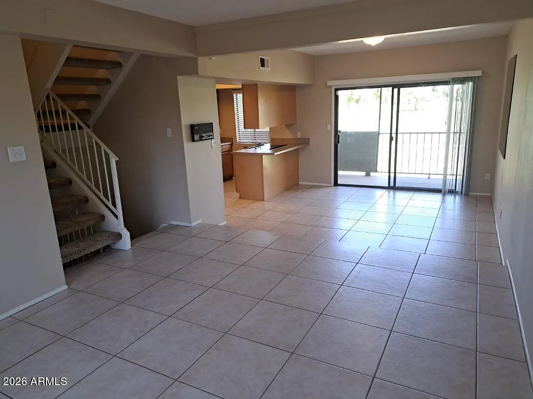 3 bed, 2.5 bath, 1963 sqft, $1,950 — Photo 4