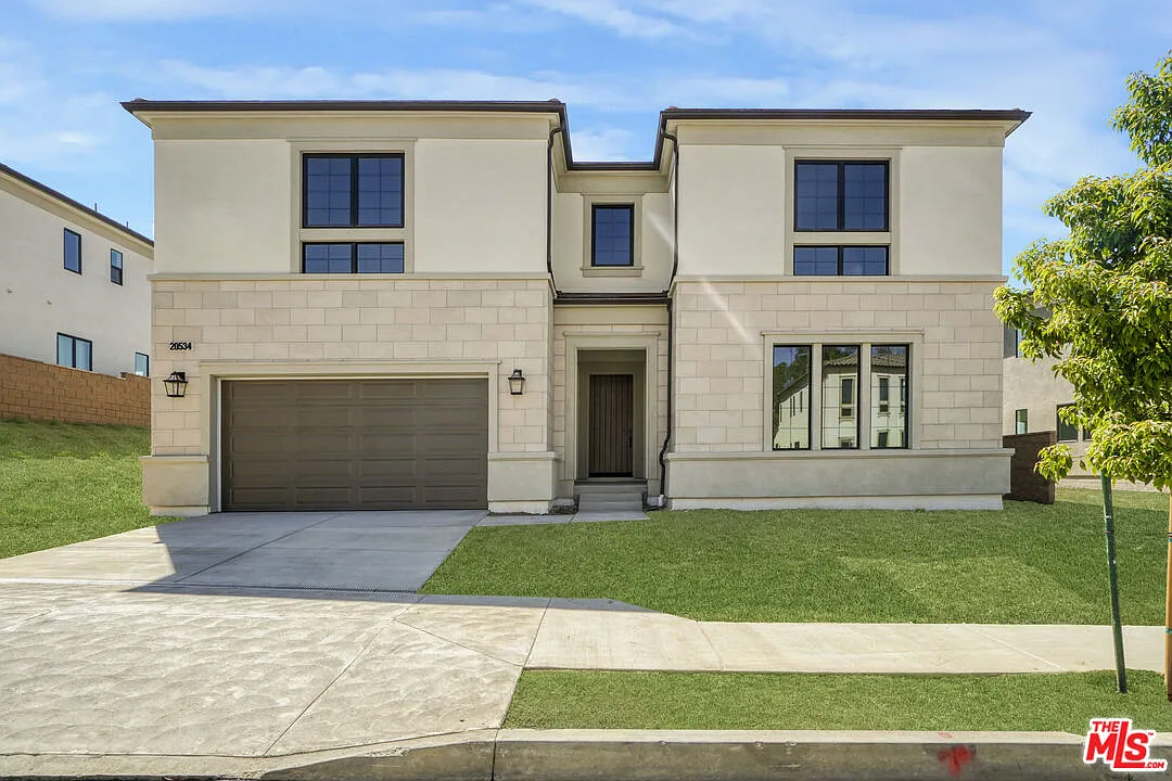 5 bed, 4.5 bath, 4709 sqft, $8,500 — Photo 1