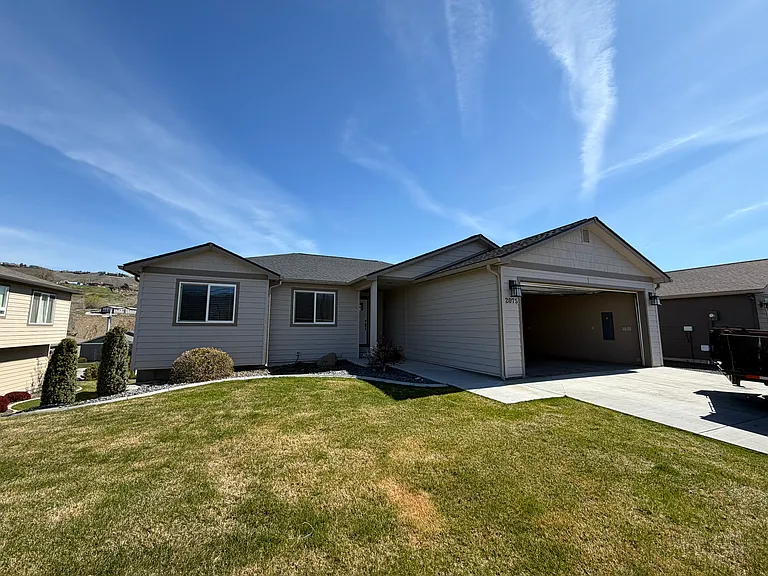 2075 NW Cascade Ave — Photo 2