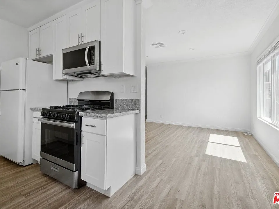 6612 De Longpre Ave #5