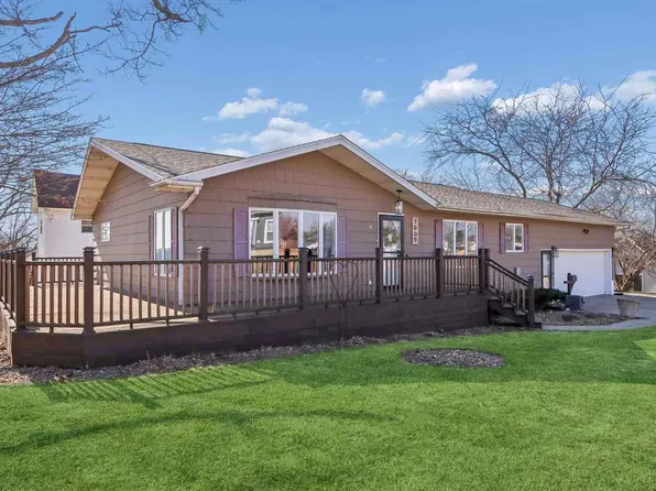 1009 16th St, Belle Plaine, IA 52208