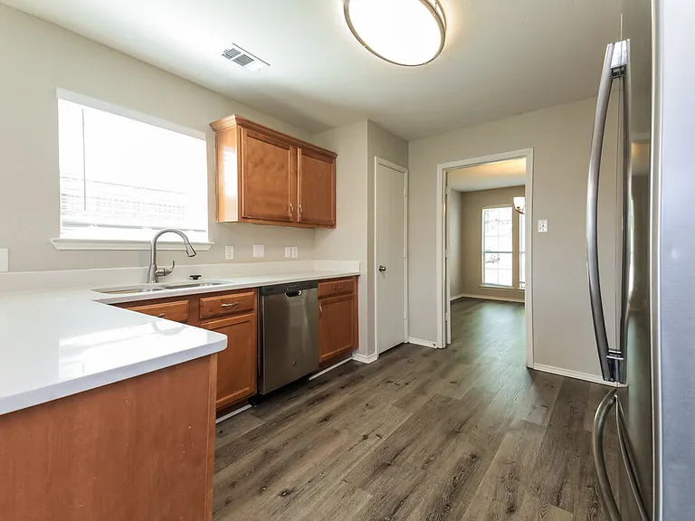 1107 Caroline Dr — Photo 8