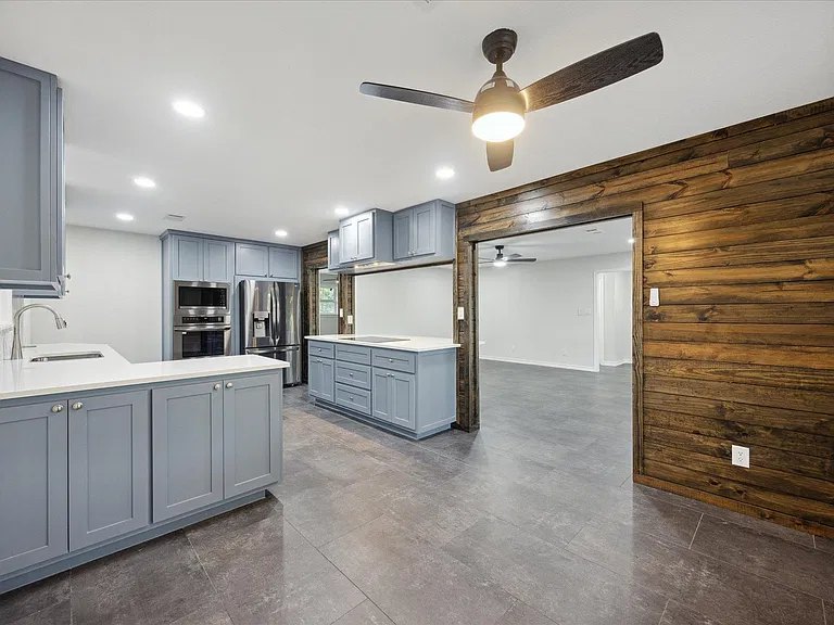 1305 W 1st St — Photo 10