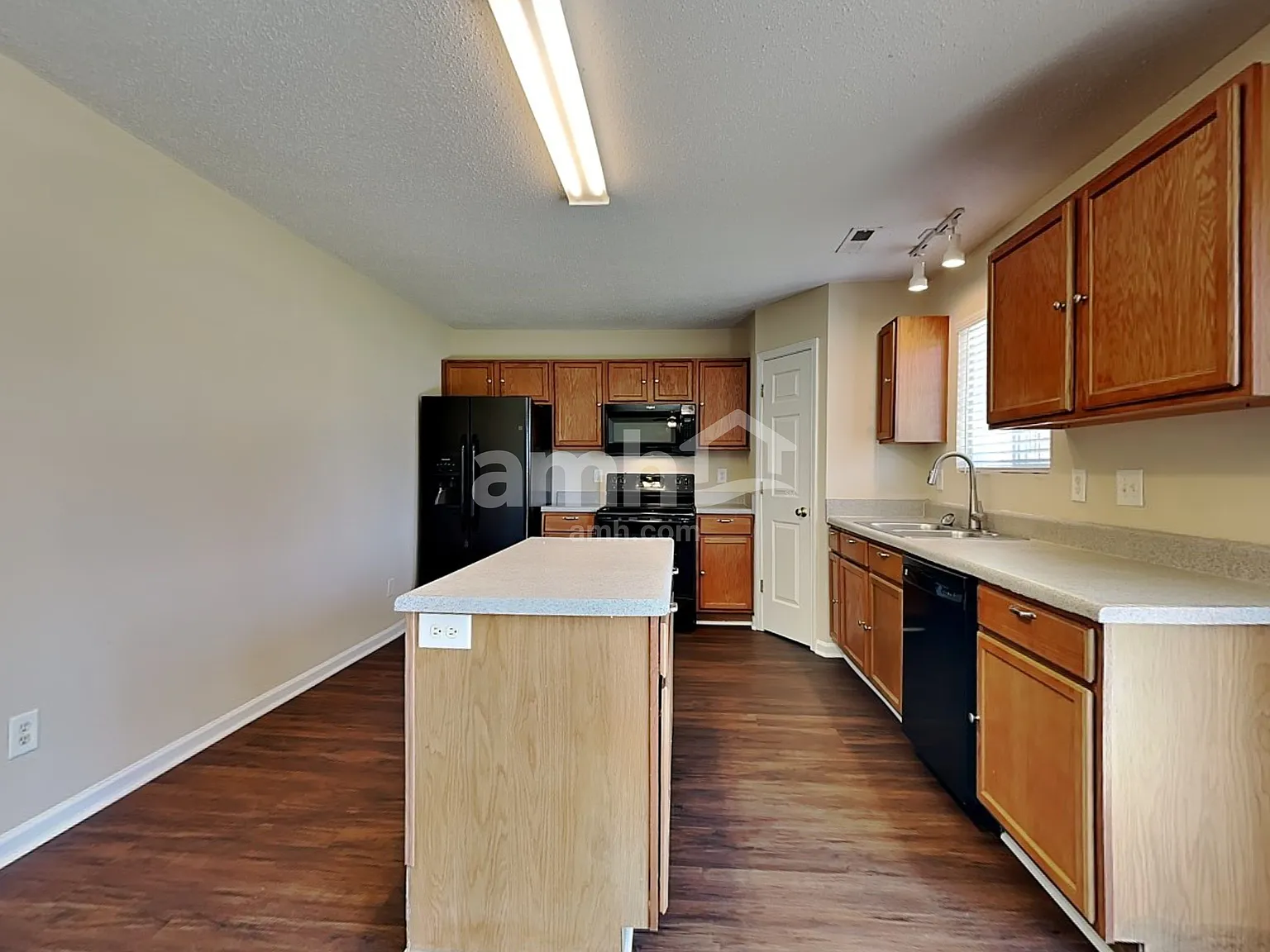 4 bed, 2.5 bath, 2395 sqft, $2,255 — Photo 3