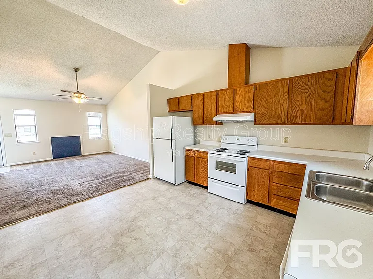2108 E 3rd St #B — Photo 7