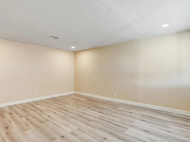 451 Wilshire Ave — Photo 3
