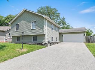 17 Autumn Ln, Streamwood, IL 60107