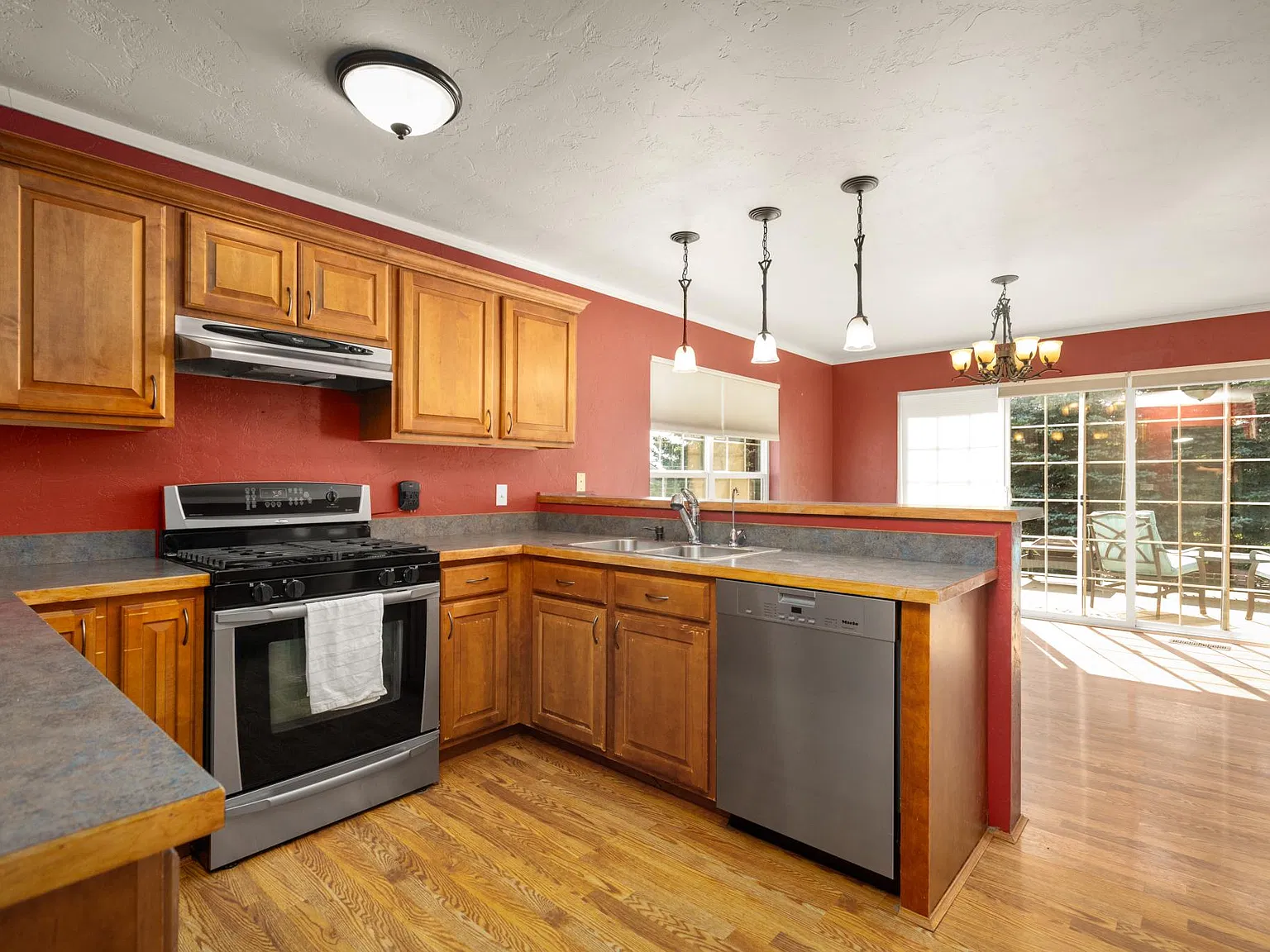 6 bed, 3320 sqft, $3,000 — Photo 3