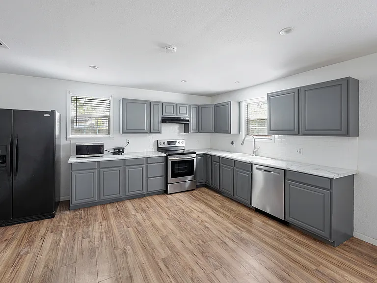 1130 W Day St — Photo 7