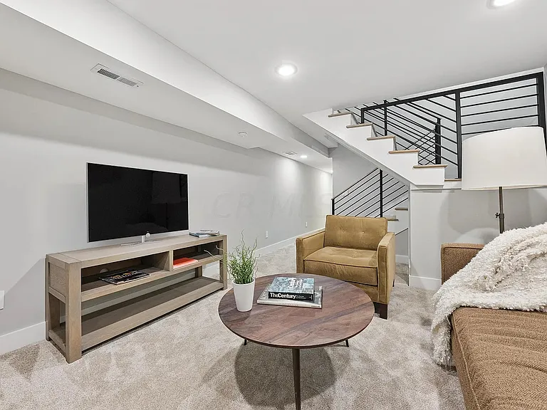 845 Summit St — Photo 14