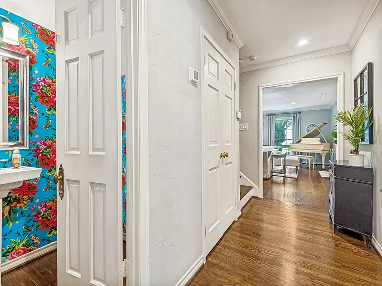 4556 Belclaire Ave — Photo 4