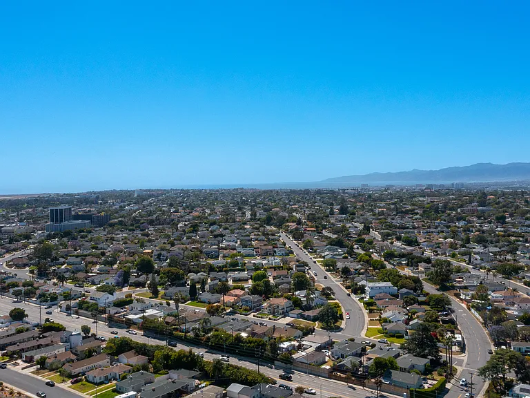 8330 Lilienthal Ave — Photo 42