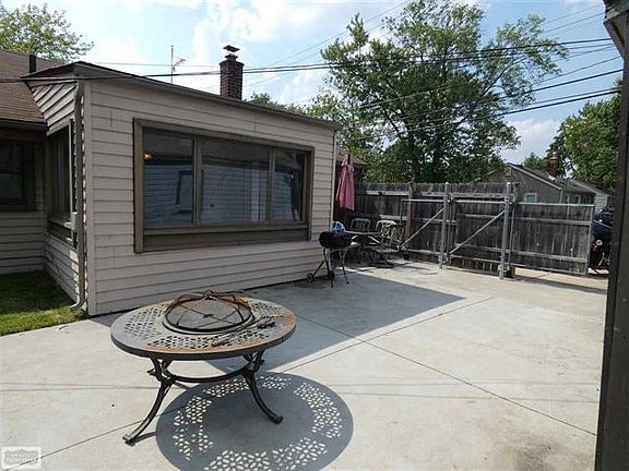4th image of 26374 Barnes St