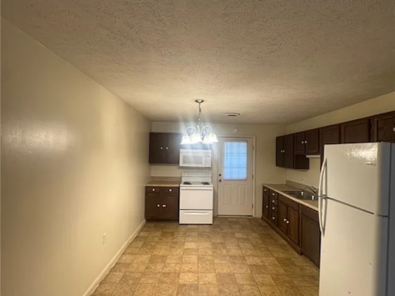 2303 Oak St #B — Photo 2