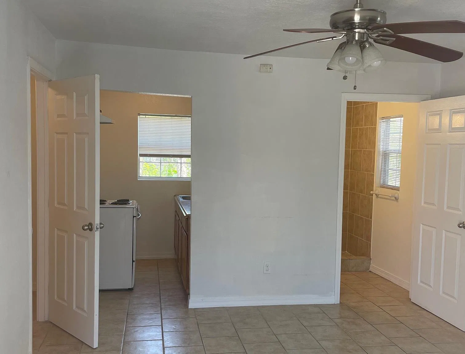 Studio, 550 sqft, $975 — Photo 2