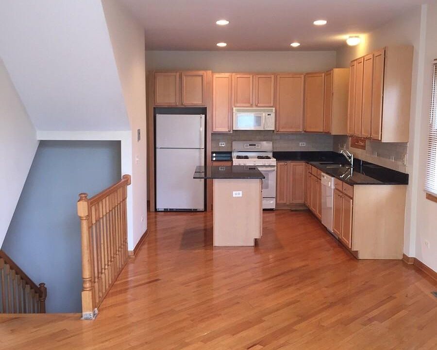 1st image of 1102 W Cornelia Ave #1W