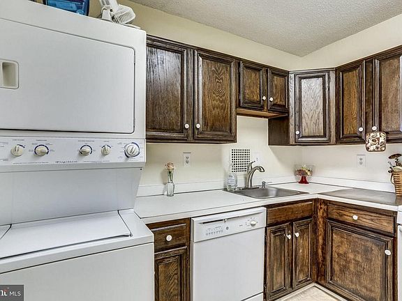 4th image of 3701 S George Mason Dr Unit 601N