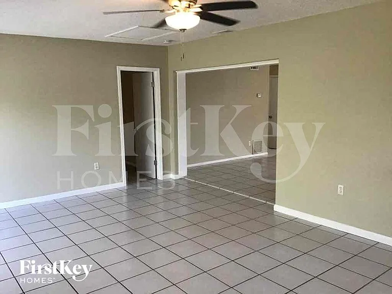 613 Brittany Ct — Photo 3
