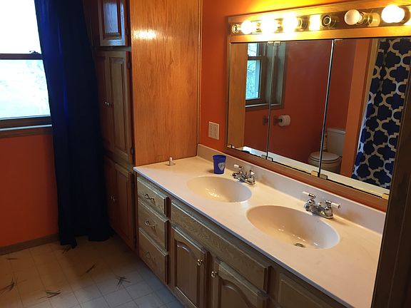 Upstairs full bathroom 