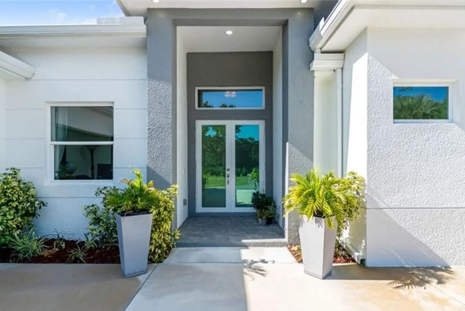 Beautiful-Unfurnished Annual Rental 3+Den 2 Car Garage Now Available — Photo 3