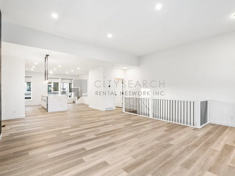 244 Sovereign Cres SW #1 — Photo 5