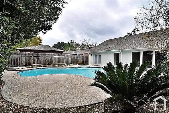 4 bed, 2582 sqft, $2,400 — Photo 4
