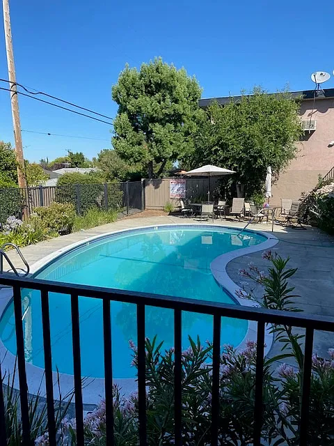 Foothill Manor — Photo 2