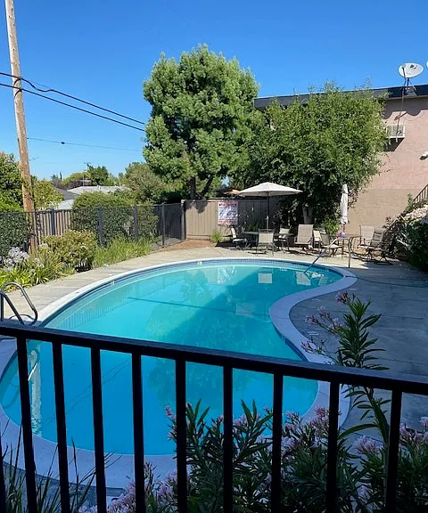 Foothill Manor — Photo 2
