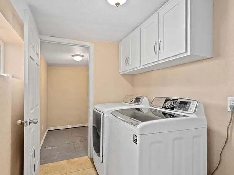 1050 Locust Pl — Photo 14