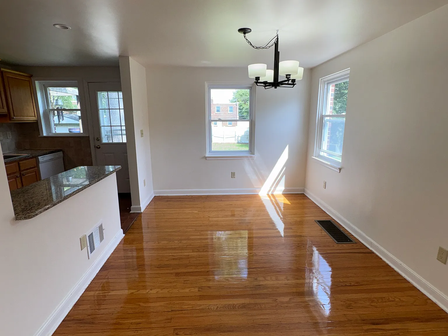 3 bed, 1.5 bath, 1152 sqft, $2,600 — Photo 3