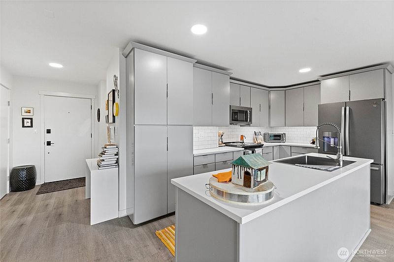 4th image of 414 Boulevard #203