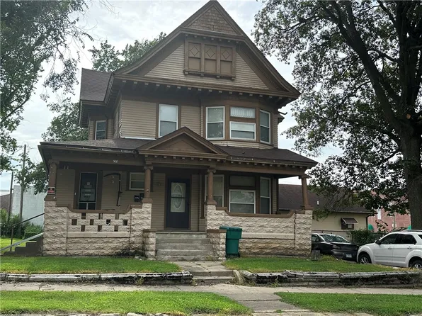 308 7th St, Charleston, IL 61920