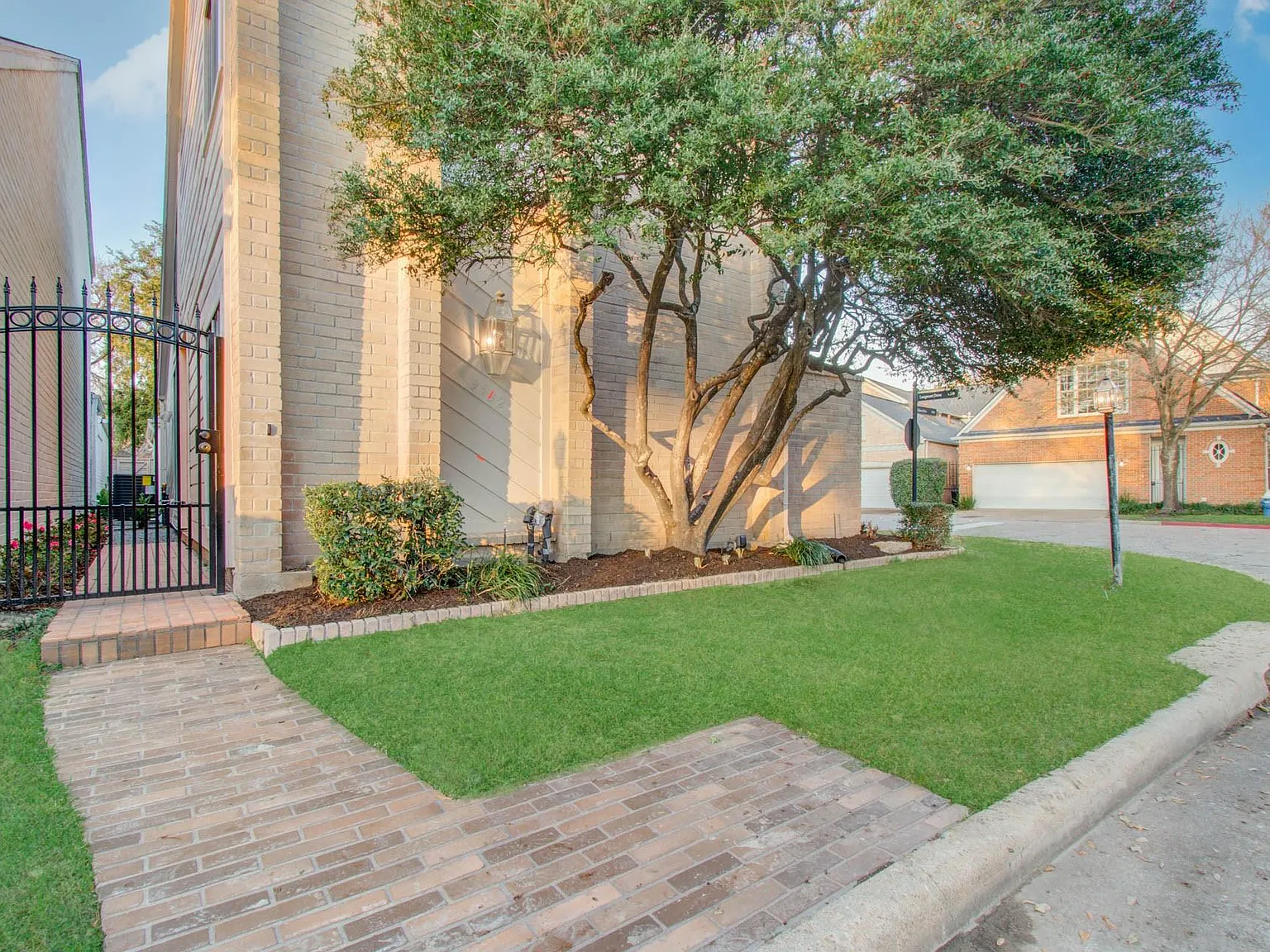 2 bed, 2.5 bath, 1974 sqft, $3,750 — Photo 2