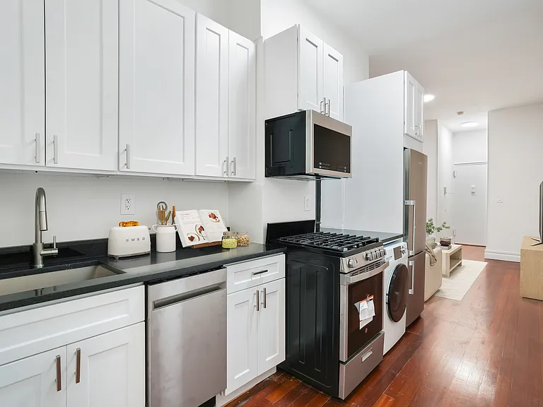 235 W 15th St #1D — Photo 2