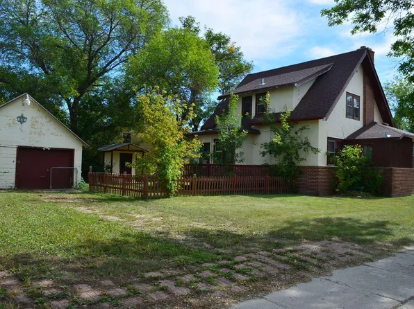 222 6th St W, Bottineau, ND 58318